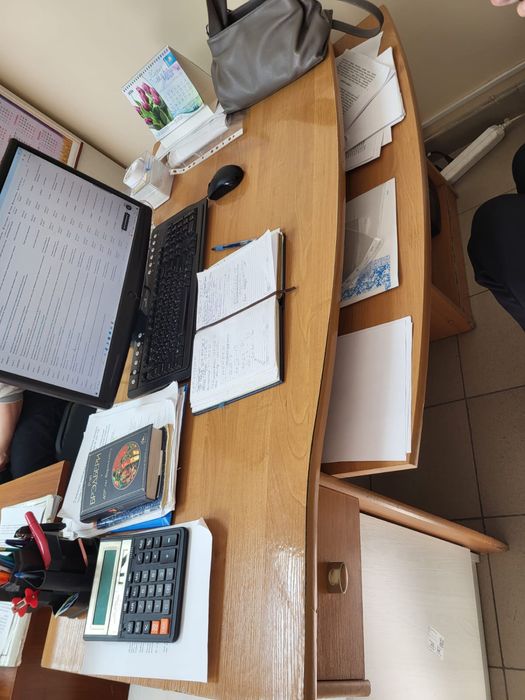 Продам мебель. Столы, шкафы б/у.