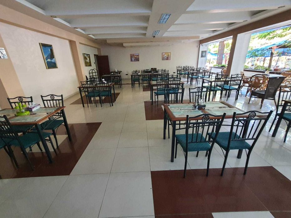 Mobilier restaurant in perfecta stare de functionare (masa + 4 scaune)