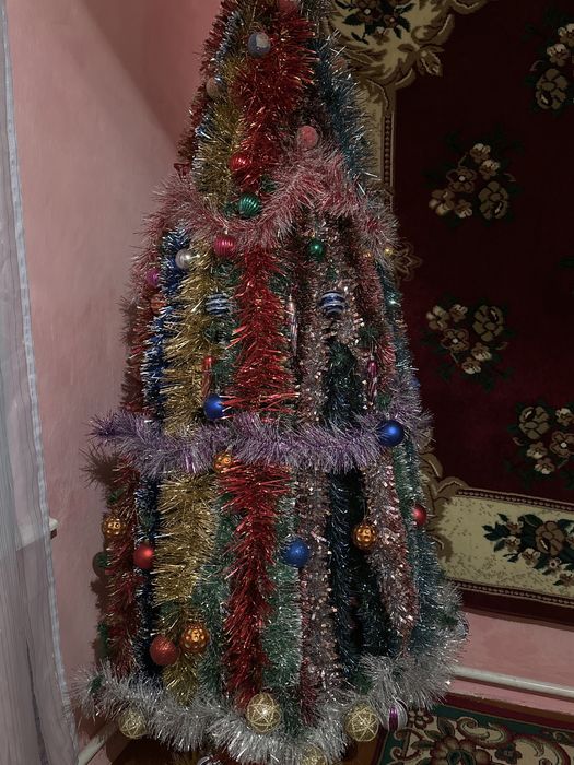 Продается б/у Новогодняя ёлка с игрушками