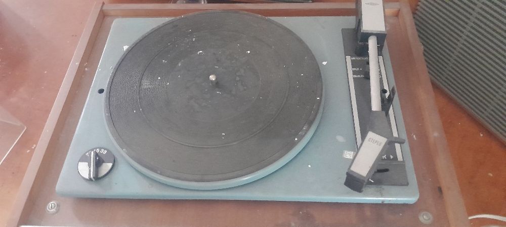 Проигрыватель   с колонками  !