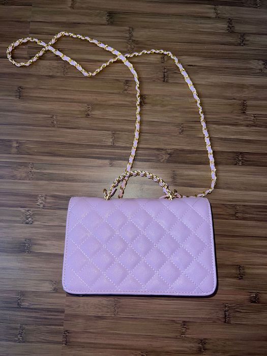 Розова чанта Chanel със златни детайли