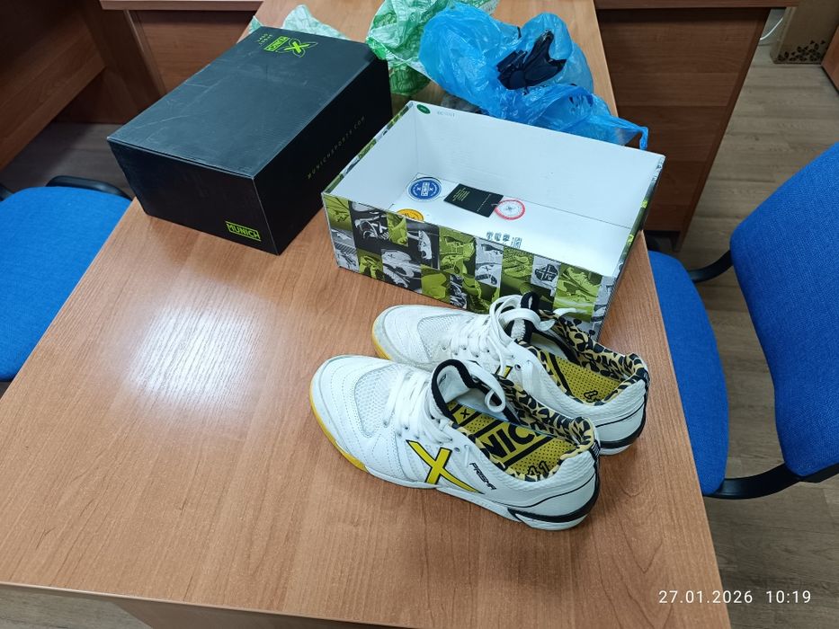 Продам кроссовки для футзала