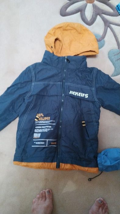 Яркая куртка на 8-10 лет