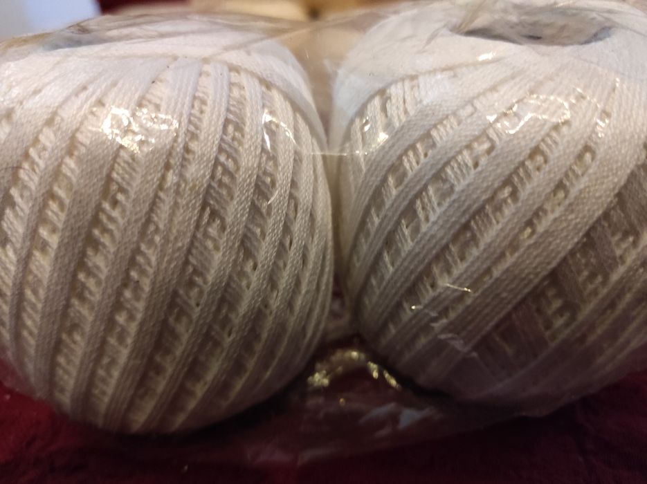 Продавам кълбета и чилета за плетене на една кука.