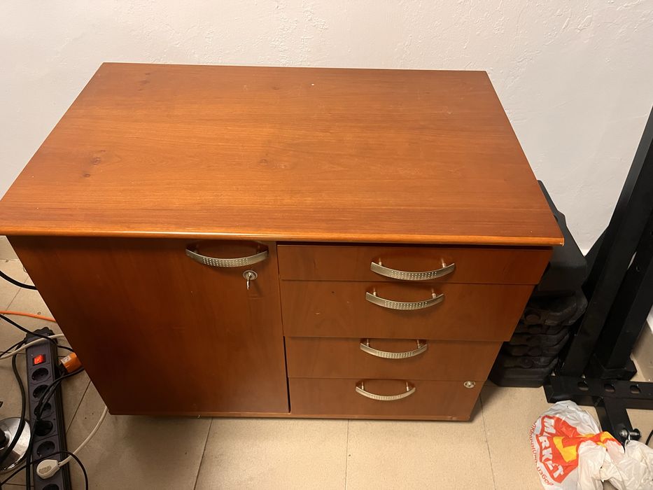 Луксозно офис обзавеждане- само лично предаване