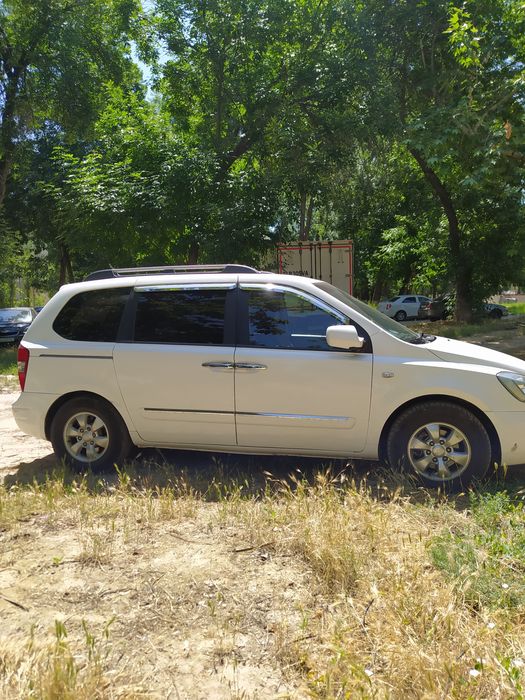 Машина Kia carnival