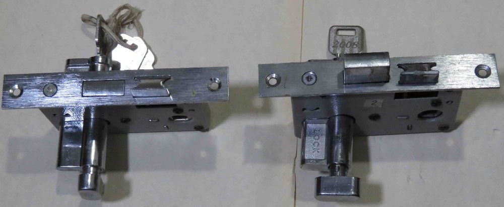 Замок внутренний врезной и большой дверной шпингалет