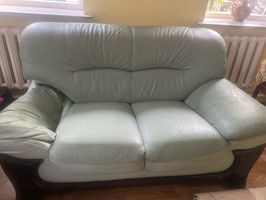 Продам кожаный диван с креслом