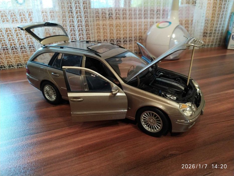1:18 Метален модел на Mercedes Benz E320 T-Modell S211- Kyosho