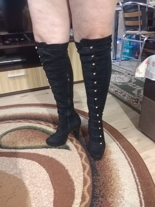 Vând cizme dama peste genunchi nr 36.