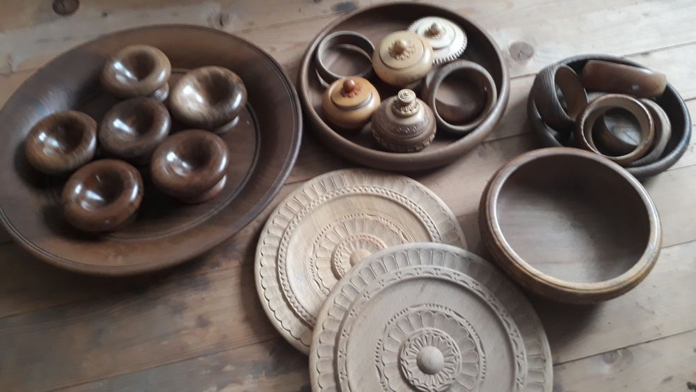 Ръчно правени дървени чинии и купи