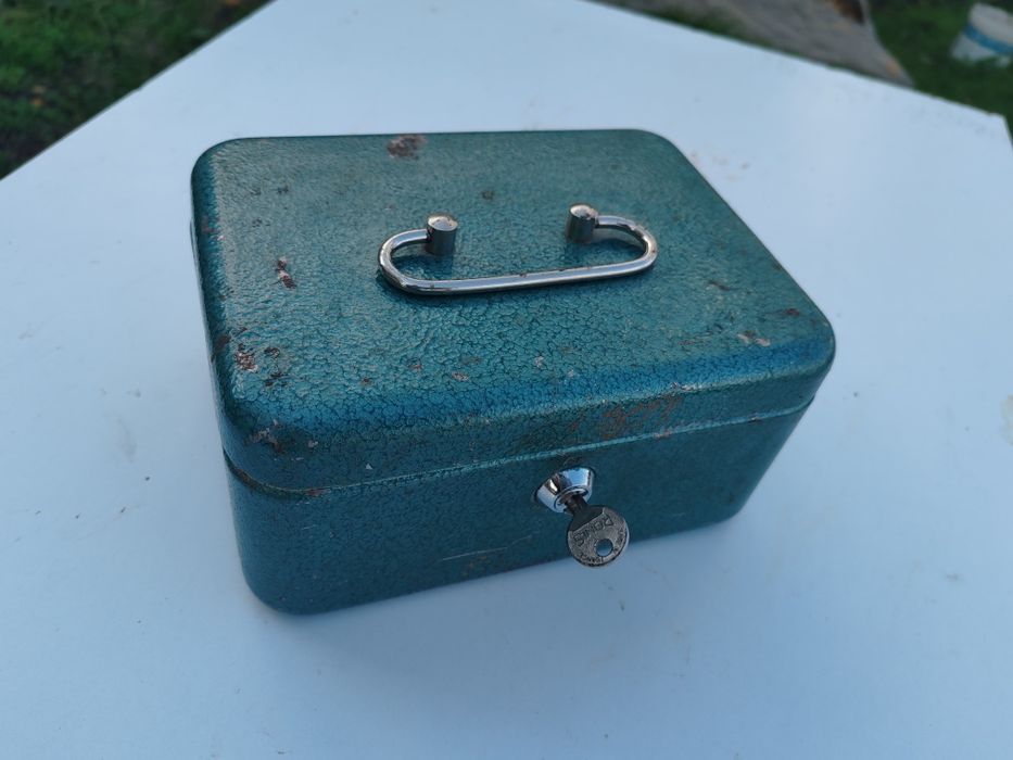 Месомелачка, огледало, касичка, статуетка