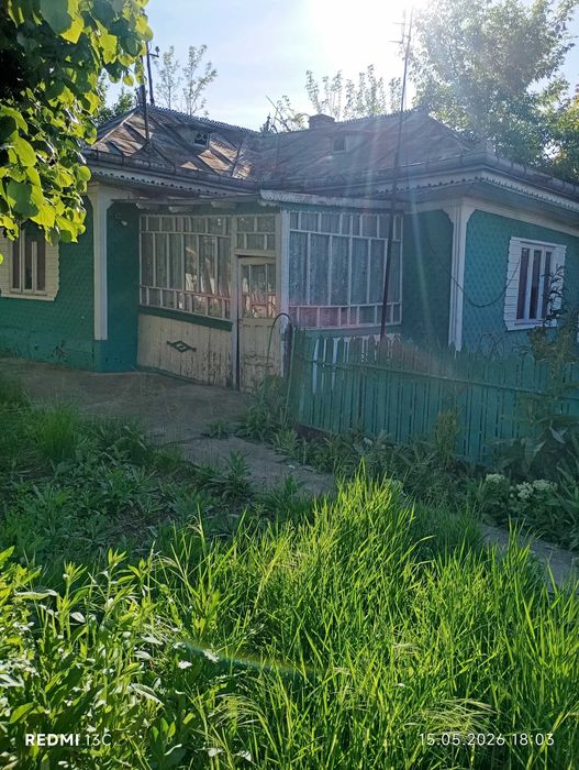 Casa bătrânească și teren de vanzare