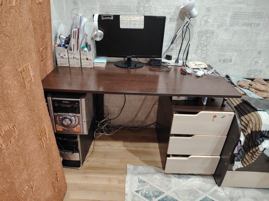 Продам 2  кровати и стол