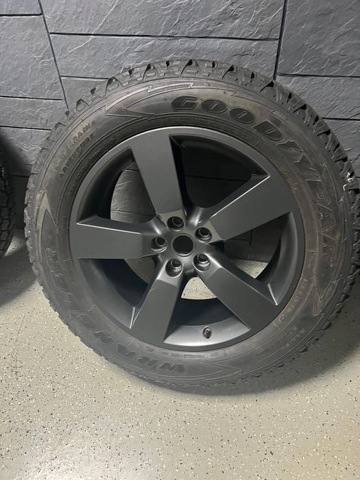 Продам Резину с дисками на Defender 255/60/20