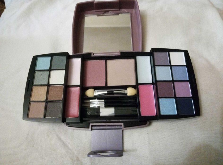 Сенки за очи на ОРИФЛЕЙМ на 3 реда,компактни 19лв.