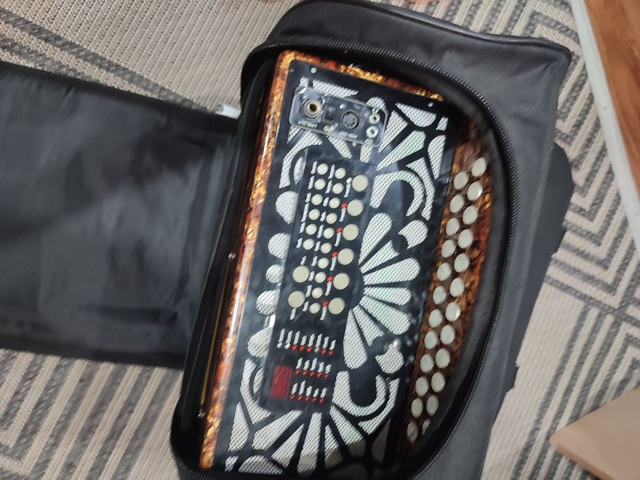 Продаётся электогармонь.