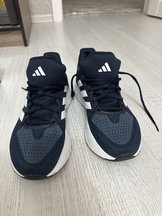 Продам новые кроссы Адидас оригинал.