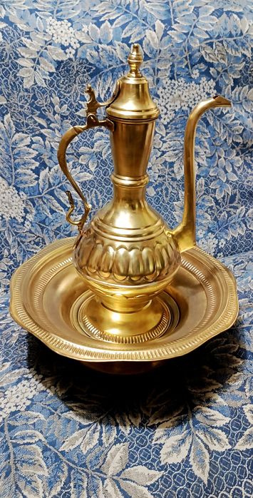 Коренные кувшин с подставкой