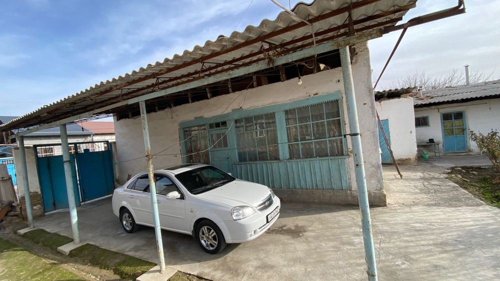 Uy sotiladi 5.20sotx keliwadigan joyi bor