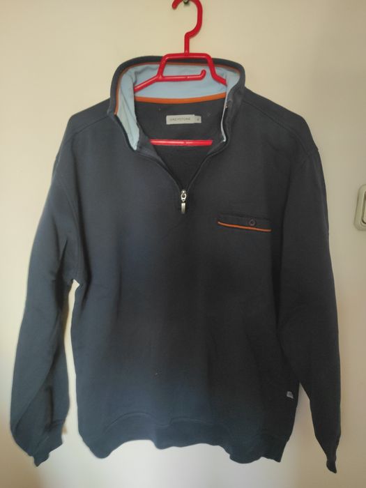 Pulovere, jersee, mărimi diferite, modele diferite, culori diferite.