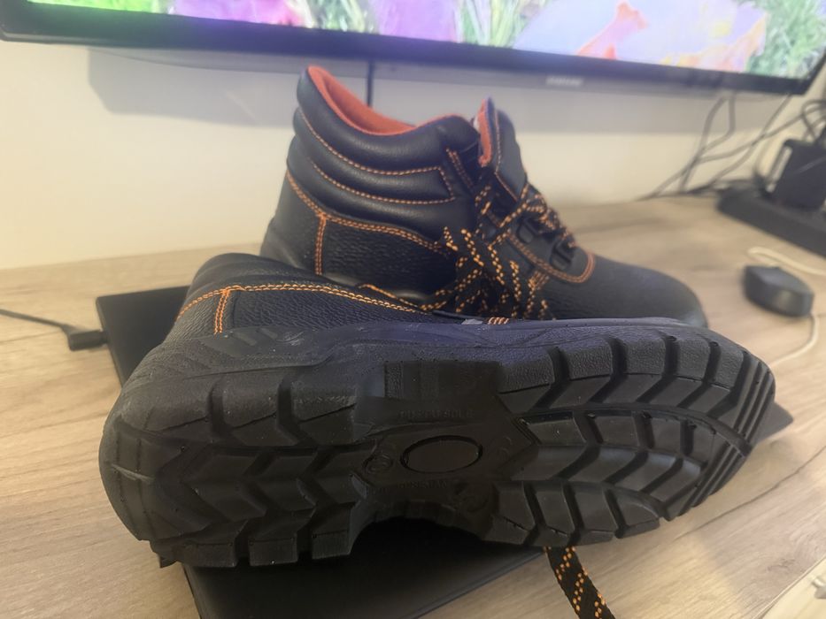 Продам спец обувь