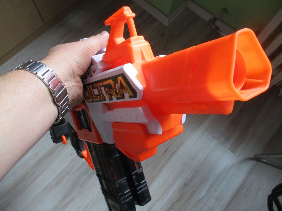 Оригинален Nerf бластер с комплект батерии и кутия