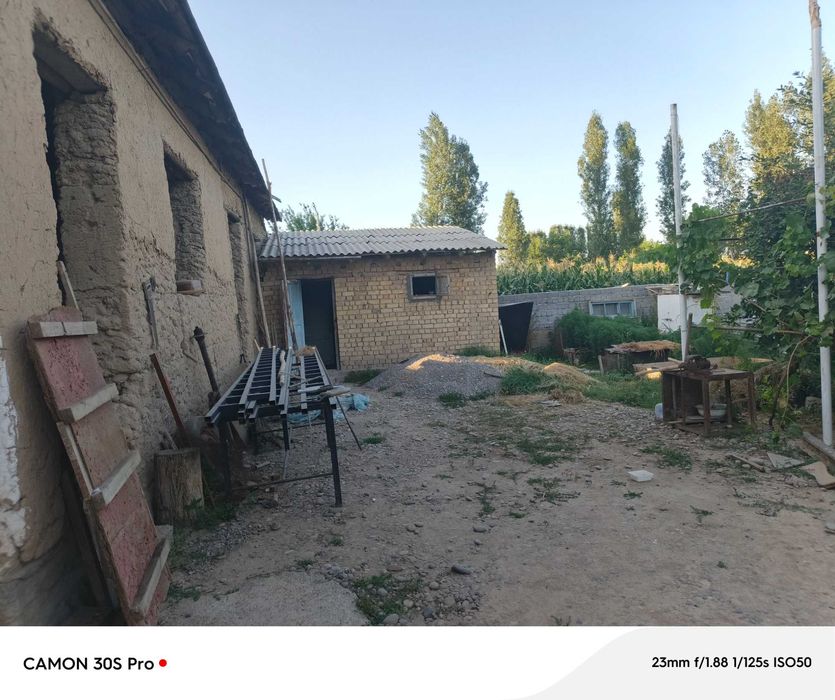 Toshkent viloyati Yangiyoʻl tumanida uyni yarmi sotiladi 4sotx