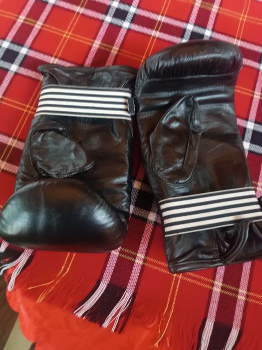 Боксови ръкавици... Уредни.