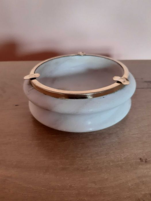 Пепелник мраморен, масивен с месингов обков