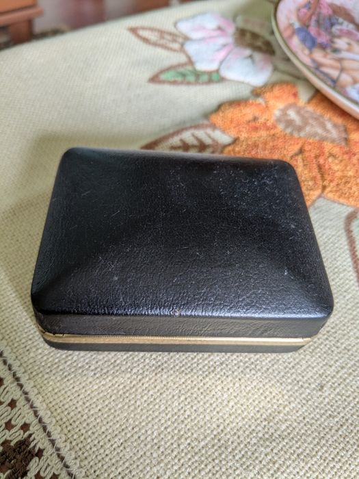 Butoni vintage aurii inscripționați cu mașină de epocă