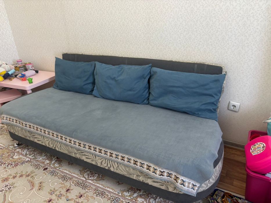 Диван производства Zeta