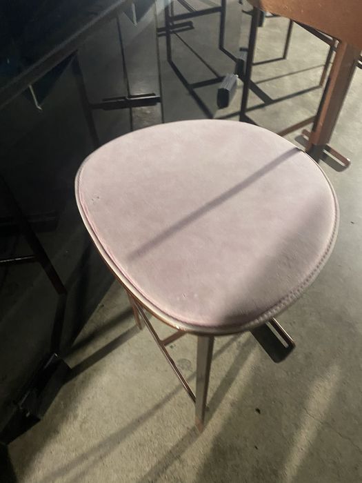 27бр. Поръчкови бар столове.