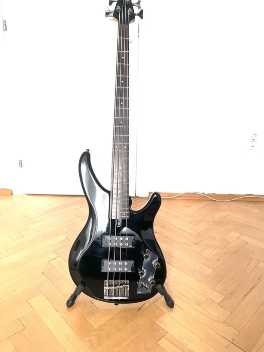 Yamaha TRBX304 Black + Fender калъф + нов комплект D’Addario струни
