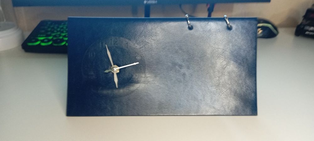 Часы настольные {Эко-Кожа}