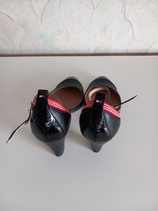 Кожени обувки с ток Tommy Hilfiger