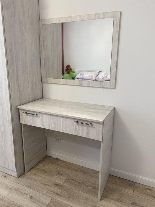 Дамский туалетный столик и зеркало