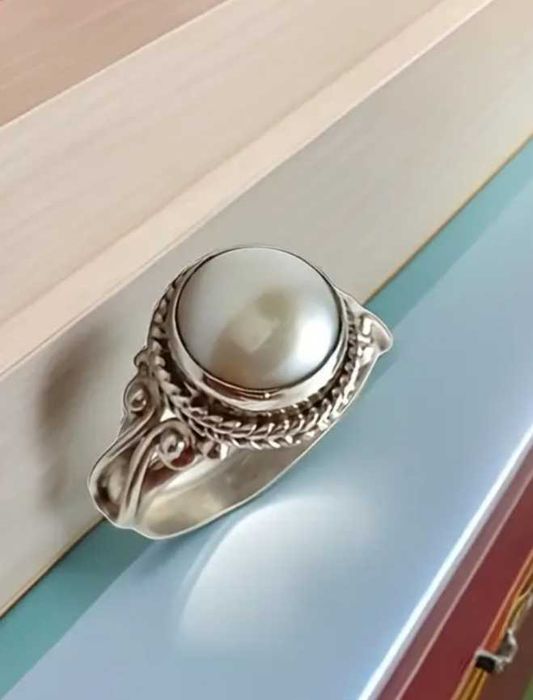 Красив пръстен с лунен камък във Викториански стил