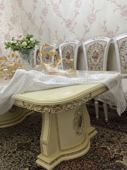 Продае́ться стол и стулья. Орех.состояние идеальное