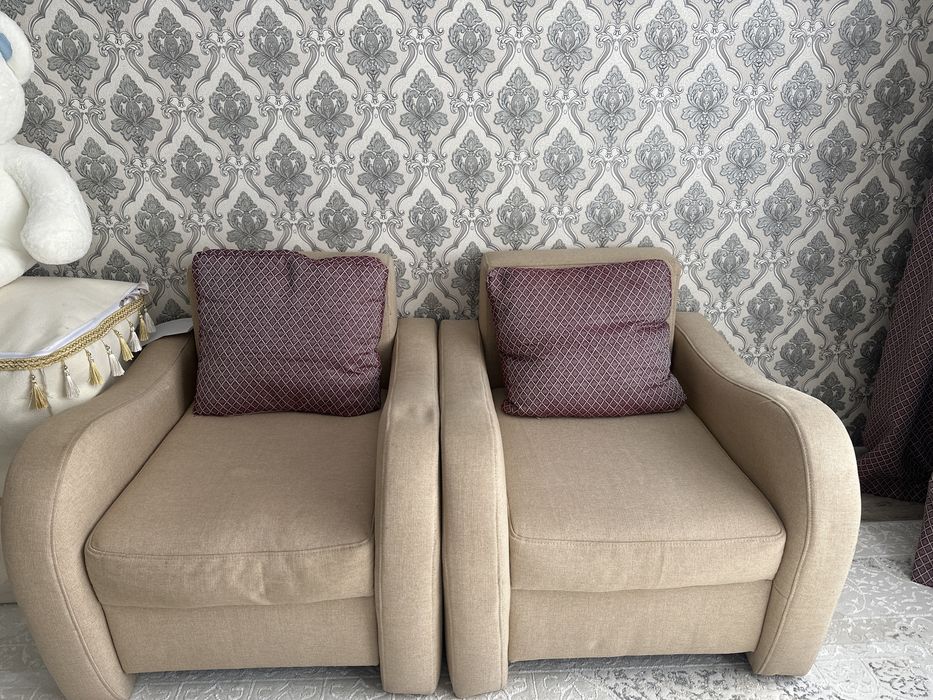 Кресло бежевого цвета