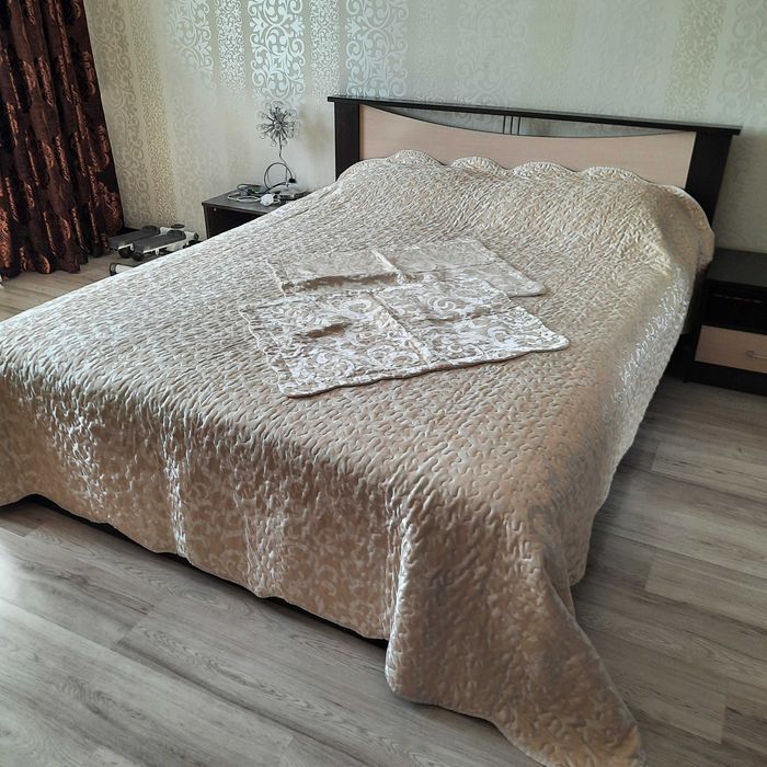 Продам покрывало на двухспальную кровать