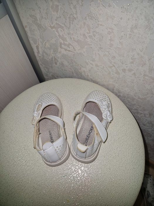 Продам кожаные белые сандали 22 размер