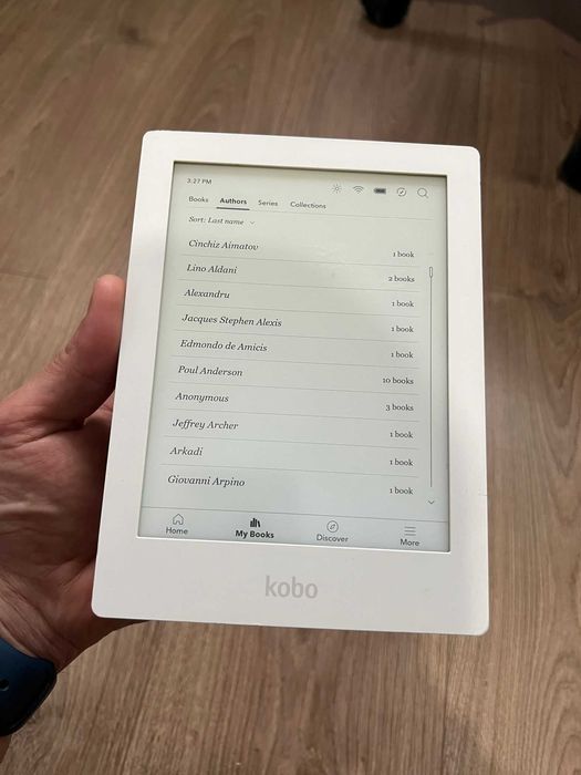 Ebook reader Kobo Aura HD ecran 6.8 inch touchscreen, iluminat pt citit noaptea, 700 carti in limba romana copiate pe el