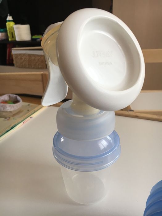 Ръчна помпа за кърма Avent с контейнери