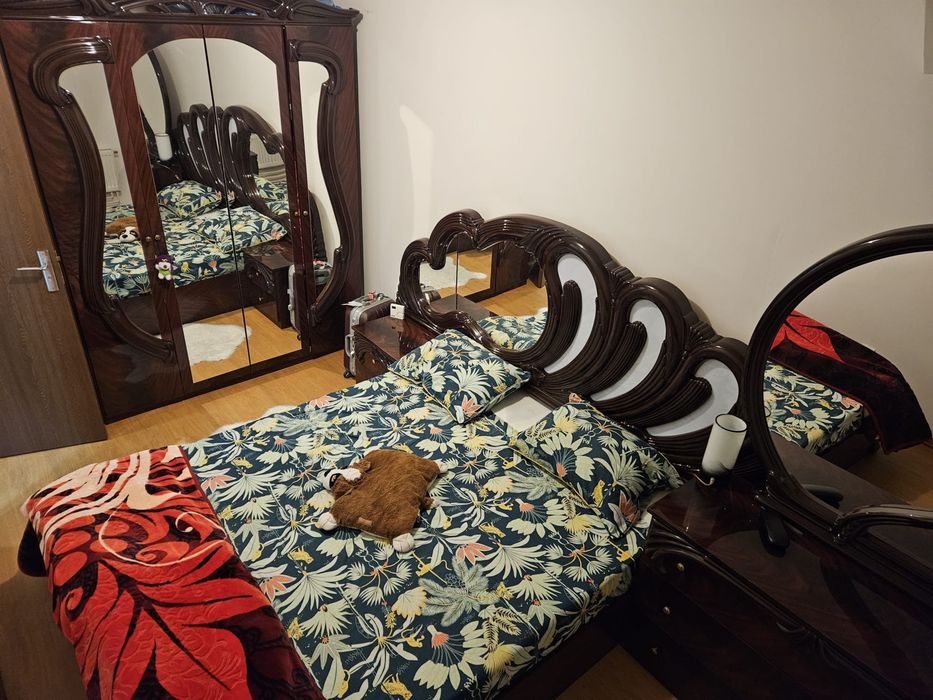 Vand apartament cu trei camer