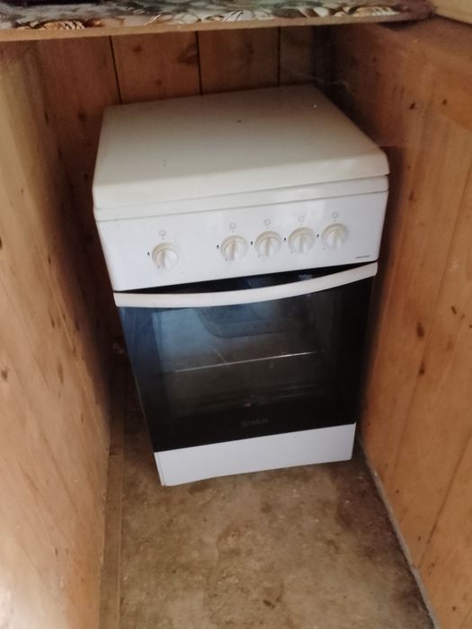 Aragaz cu patru ochiuri și cuptor pe gaz