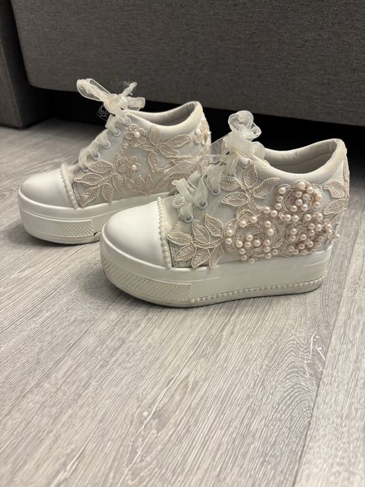 Adidasi cu platforma inalta