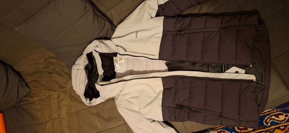 Vand geaca de iarna Wedze 100  (Decathlon) stare foarte buna
