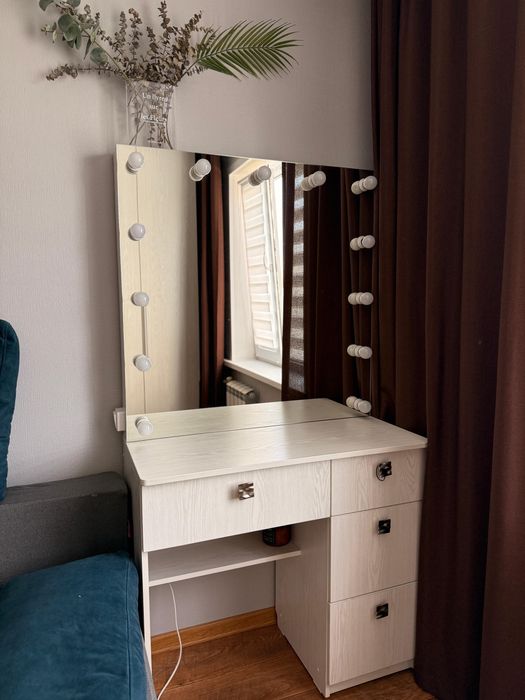 Продам туалетный столик