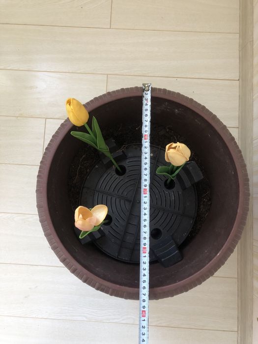 Большой цветочный горшок на колесах с диском заменяющий дренаж